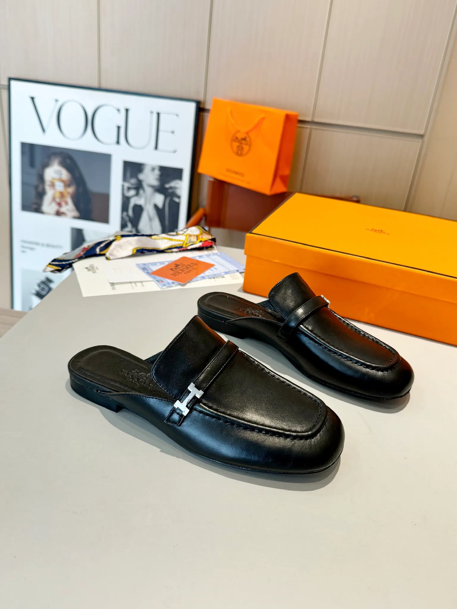 👟👟Ex-factory price 520👟👟 Hermes Groupie square-toe H-buckle mules, half-drag high heels and flat heels; the foot feel at the counter is invincible, groupie Mule shoes are made of h-buckle canvas and calfskin with mini silver Paris shoe buckles and contrasting piping. They are super beautiful in real life. Upper: imported original calfskin/original molded fabric. Lining: sheepskin. Outsole: Italian genuine leather outsole. Original packaging. Heel height: 5cm and 2 types of flat heel. Size: 35-41 (customized in size 42). Color: 6 colors.